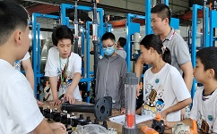 参观15vip太阳集团车间途中的互动环节孩子们玩得不亦乐乎