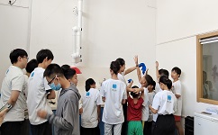 在15vip太阳集团实验室，小朋友跃跃欲试，在安全防护下亲自进行了神奇的实验！